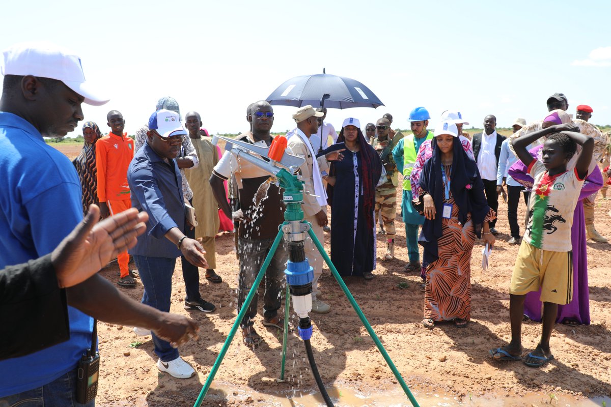 PnudNiger's tweet photo. A #Bossadje la RR du @PnudNiger @KouassiNicole  &amp; l'Administrateur Délégué de Birni ont donné le coup d'envoi de la plantation de 20000 arbres pour clôturer le site de 100 hectares du complexe agro-business qui fera de #BirniNgaouré un pôle d'excellence pour la production de maïs https://t.co/H6r0SpZpsB