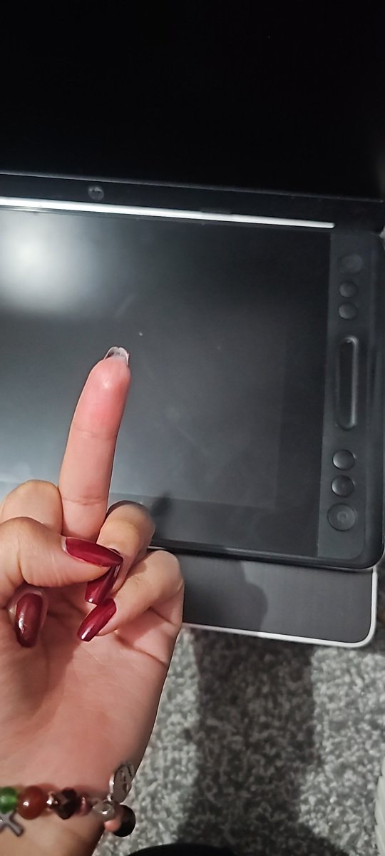 InvokeNadia's tweet image. My tablet has busted it&apos;s a little c****sucker! I bought a new 3 in 1 cable to see whether it was the cables but whomp whomp. Can I get a rip, please? ❤️ 

oh, and that&apos;s my little bear. Isn&apos;t he cute? 🤣

#digitalartproblems #digitalartist #cats