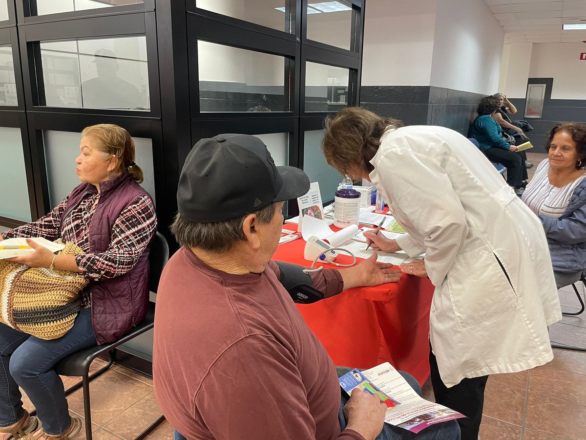 ConsulMexCho's tweet photo. ¡Nueva fecha!🚨#ProjectHealth de CVS regresará este viernes para ofrecer exámenes gratuitos de presión arterial, osteoporosis, glucosa, colesterol e índice de masa corporal, además de ofrecer evaluaciones gratuitas y consultas médicas.

👉🏽No se necesita ni cita ni seguro médico. https://t.co/ds9iHh6iYY