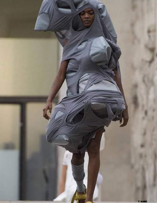 Question :

Que lui est-il arrivé ?
A: Il participe à la Fashion week
B : il n'a pas réussi à sortir de sa tente ce matin