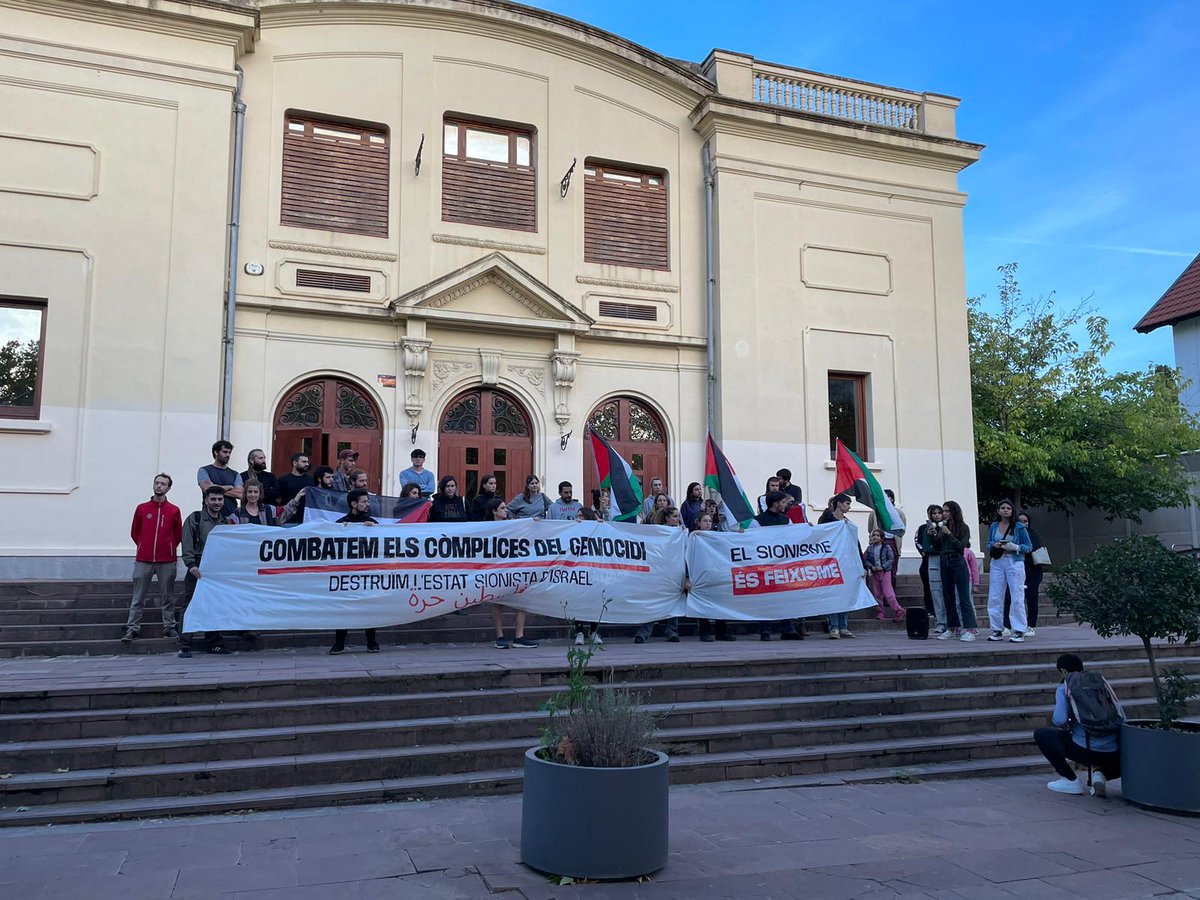 rsilenci's tweet photo. La conferència inaugural d @FUMHlg amb la periodista i escriptora @RaholaOficial s'ha vist interrompuda per manifestants q han llençat pintura vermella a la convidada, en protesta contra l'Estat d'Israel. Era la primera xerrada del curs #laGarriga Els detalls dimecres a @rsilenci https://t.co/KnVKCzJu7x