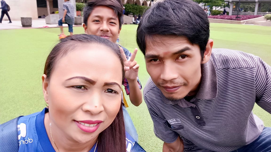 aduhdwi's tweet photo. kalo buat 2 orang yang sangat berharga ini gatau mau berterima kasih dengan cara apa, mungkin dengan nanti melihat anakmu sukses dan kalian berdua masih ada jadi cara berterima kasih yang bisa anakmu beri.

love uu mamah and my hero ayah 🫶🏻 https://t.co/CNYO1nHEu6