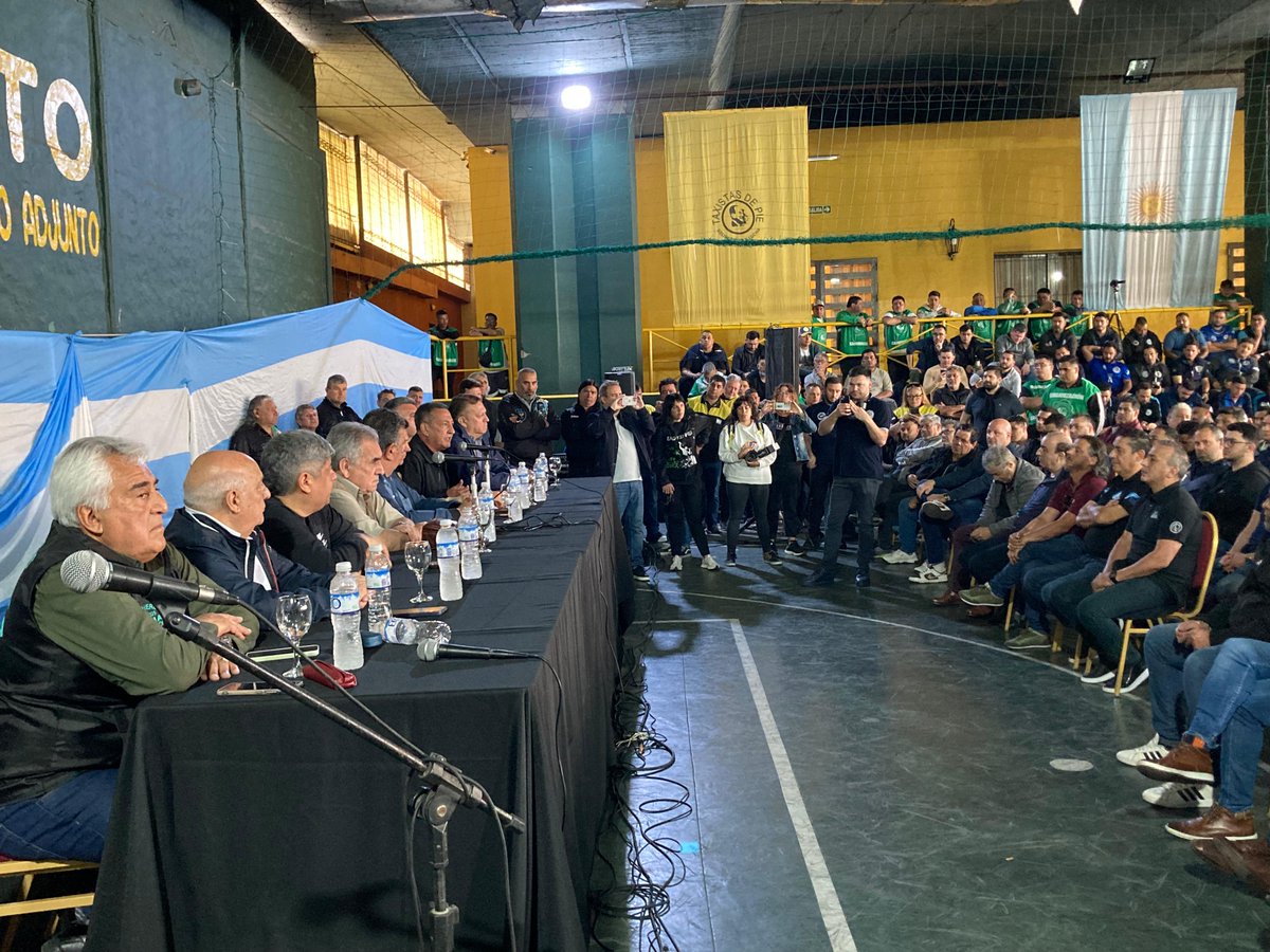 Con la presencia de nuestro Sec. Gral Roberto Coria, y como parte activa de la Mesa Nacional de Transporte, participamos de este plenario que se realizó en el Complejo Deportivo de Taxistas, donde se decidió llevar a cabo un Paro General de 24 horas el próximo 30 de octubre.