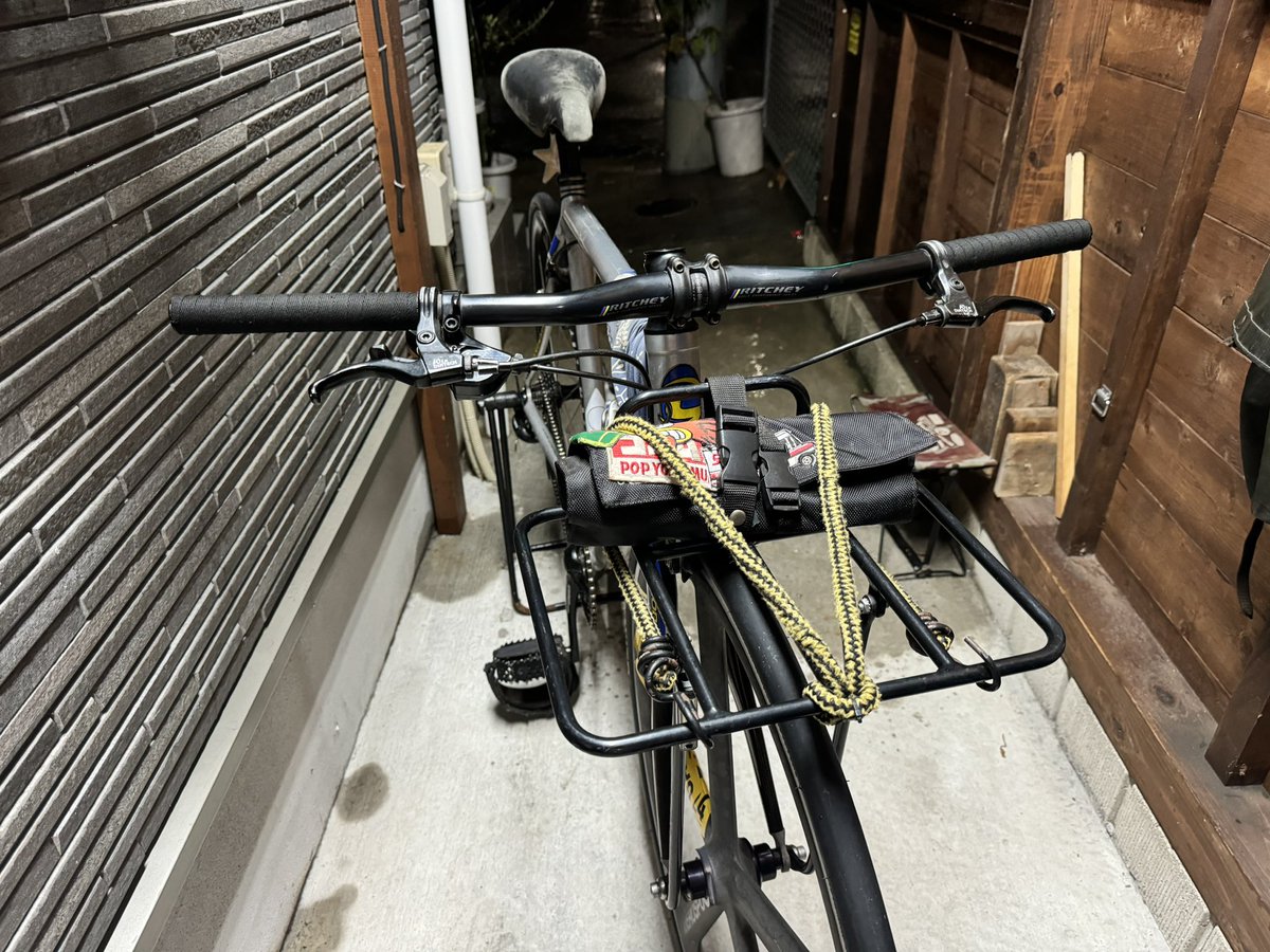 yamaguchi3153's tweet photo. 雨だし、今日は単車じゃなくて、
加水分解でベトベトになったチャリンコのグリップを布テープに交換!
キズ隠しに巻いてたクロスのバンダナもいい感じに朽ちてきたなあ。
#KLAMPSTUDIO
#クランプスタジオ
#artpresto
#sculptor
#原型師
#Cannondale
#CAAD7
#R3000
#bicycle
#AEROSPORKE
#THICKSLICK https://t.co/wz9rWuNO5Z