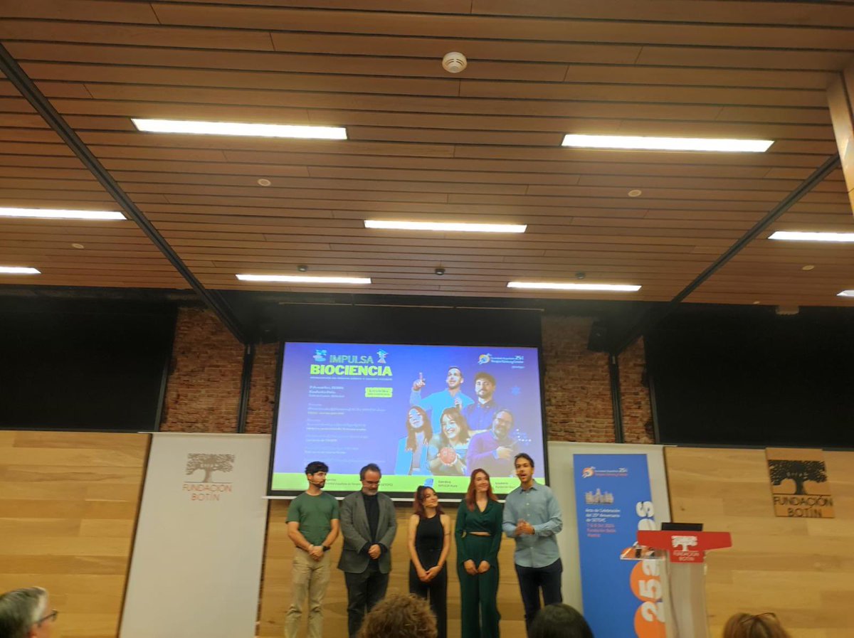 Gracias a Inés Arroba <a href="/CIEMAT_OPI/">CIEMAT</a> por tomar estas fotos del evento de divulgación de ayer en la celebración de los 25 años de la <a href="/SETGyC/">SETGyC</a> en el que participé junto a <a href="/bioindignada/">bioindignada</a> <a href="/CajalFlyHub/">Cajal Fly Hub</a> y <a href="/SdeStendhal/">Ignacio Crespo</a> presentados por <a href="/Fesisisimo/">Alvaro Morales</a> 
Resultó todo estupendamente. Gracias Álvaro!