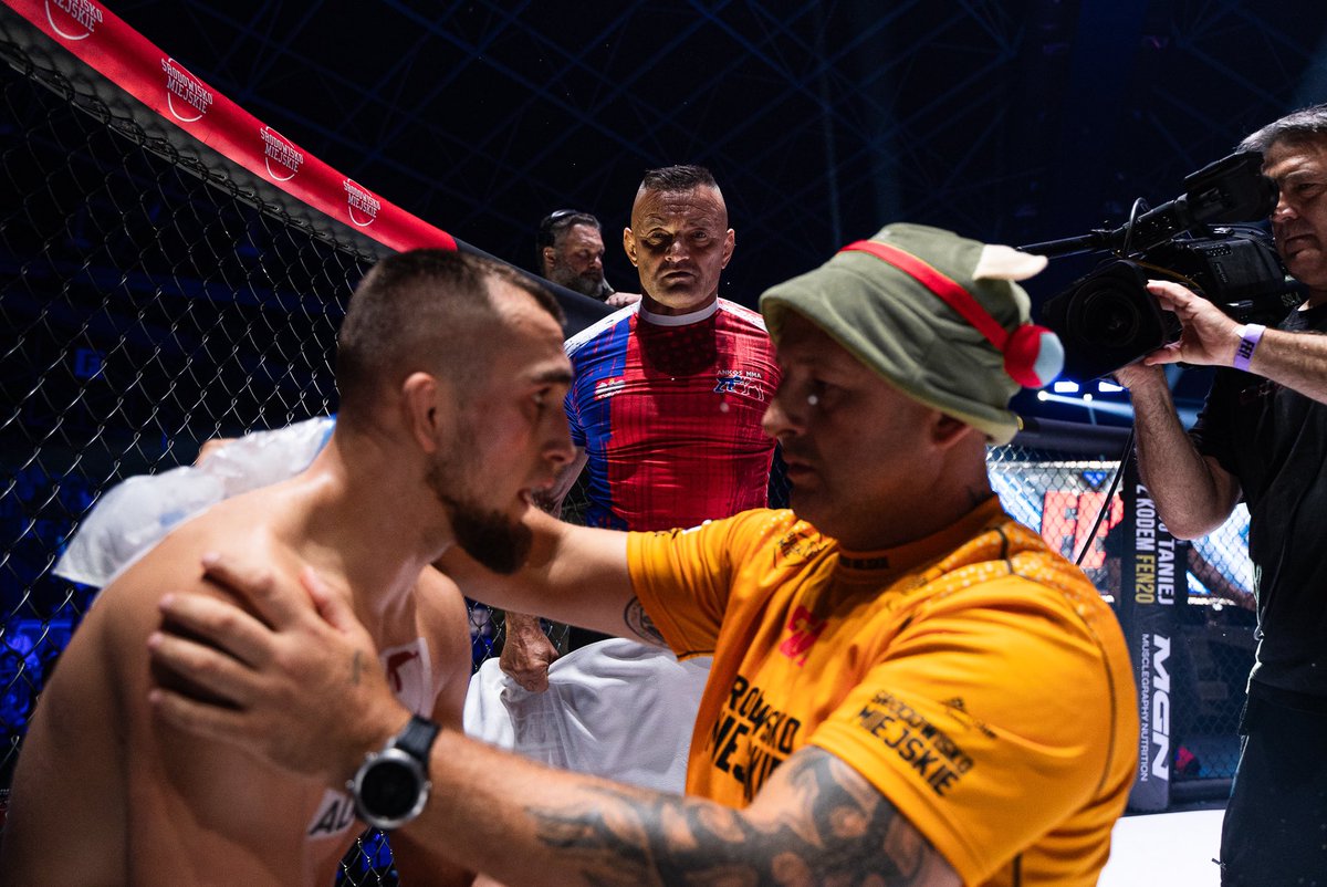 fenmma's tweet photo. Michał Borowski w FEN:
#FEN40 vs. Koszela ✅ (semi pro)
#FEN47 vs. Romaneczko (1-0) ✅
#FEN51 vs. Semeniuk (1-0) ✅
#FEN53 vs. Domin (2-0) ✅
#FEN56 vs. Danilko (4-0) ✅
4️⃣ walki w FEN
4️⃣ niepokonanych rywali
4️⃣ zwycięstwa https://t.co/kN8utbTpAc