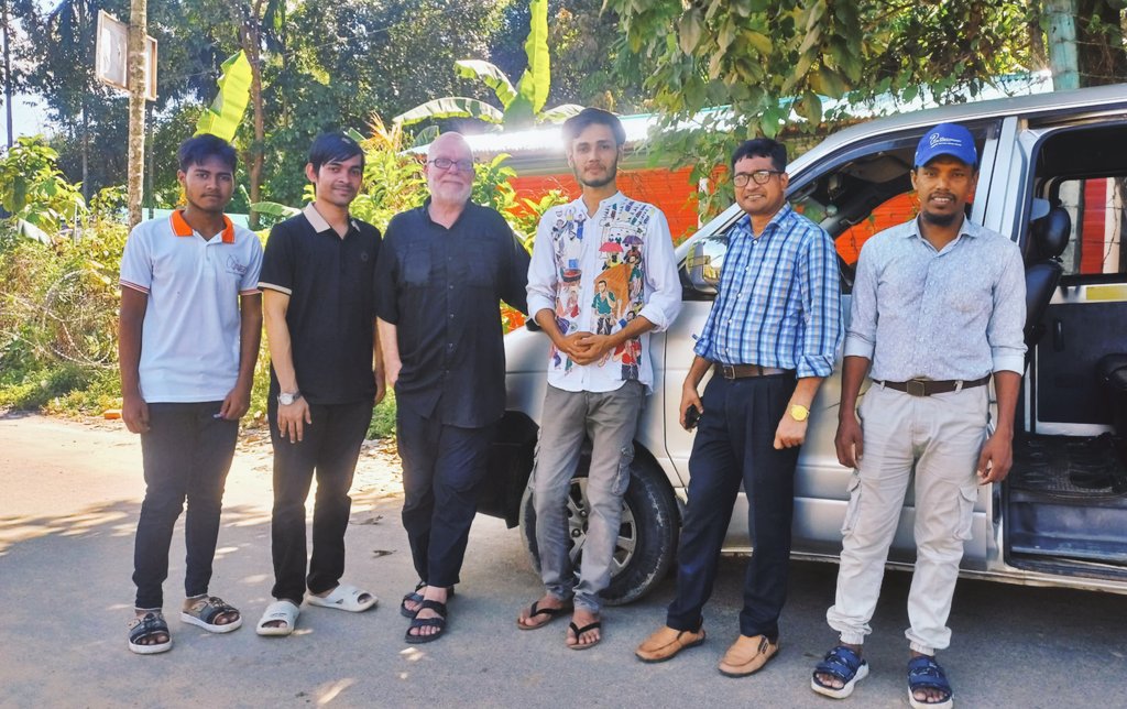 Painter_Enayet's tweet photo. Today’s meeting with Mr Kelly was incredibly inspiring, as we explored key areas like skills development, storytelling, and empowering youth. We are truly grateful for his valuable time and unwavering support for the @RohingyaArtClub.
#RohingyaArt #YouthEmpowerment #Storytelling https://t.co/Z1FLTYwiiS