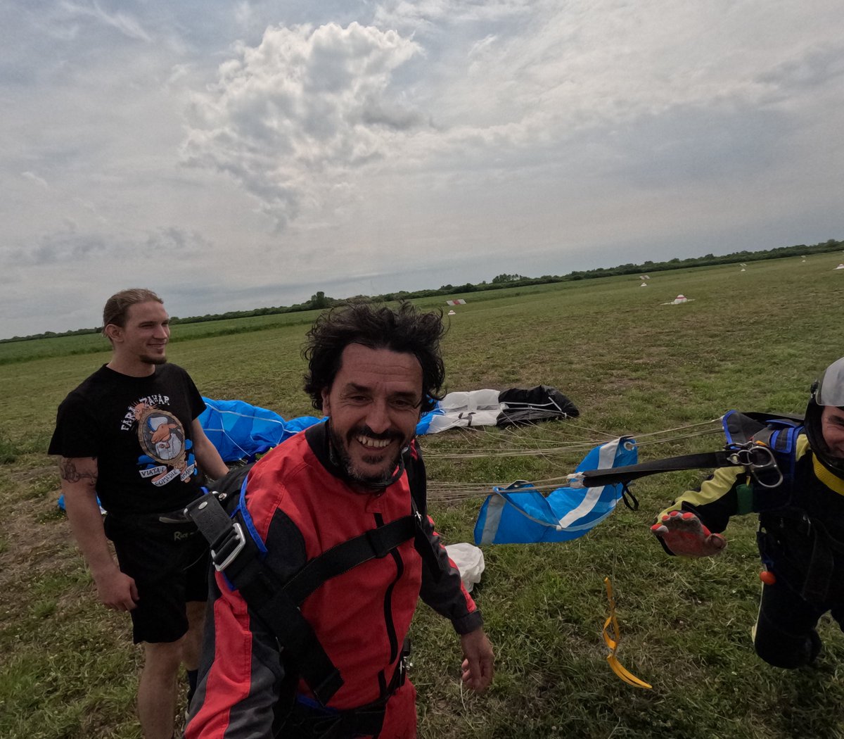 GojumpR's tweet photo. 📸 The smile after the jump!
https://t.co/HTKgZjT5BC
#skydive #freefall #parachute #diverdriver #adventuretime #adrenaline #tandemskydiving #tandemskydive #romania #skydiving #bucketlist #adventure #oradea #cessna #gojumpro #tandemjump #adventures #AdventureTime #romanian https://t.co/xdYImhpYd9