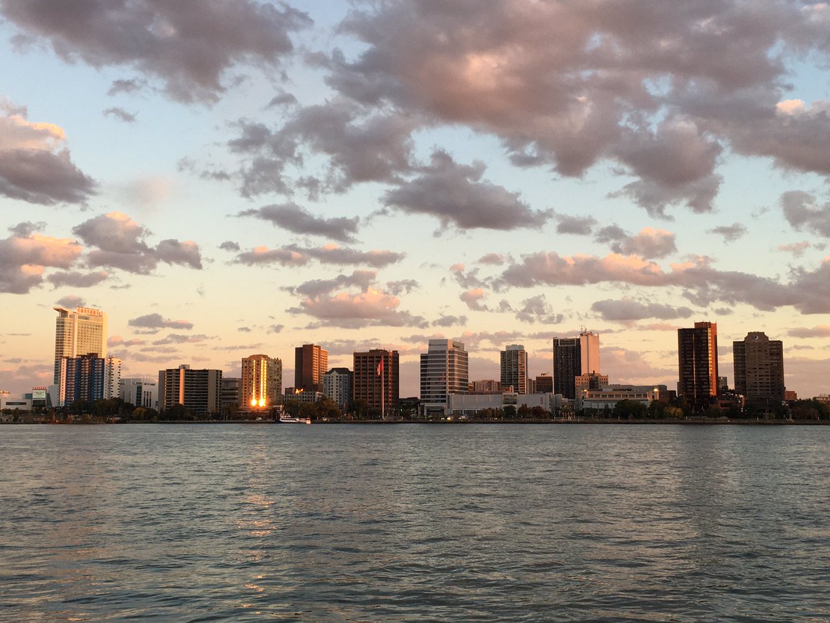 Sunset over Windsor, Ontario, Canada… taken from Detroit, Michigan, USA! 🇨🇦🇺🇸😊