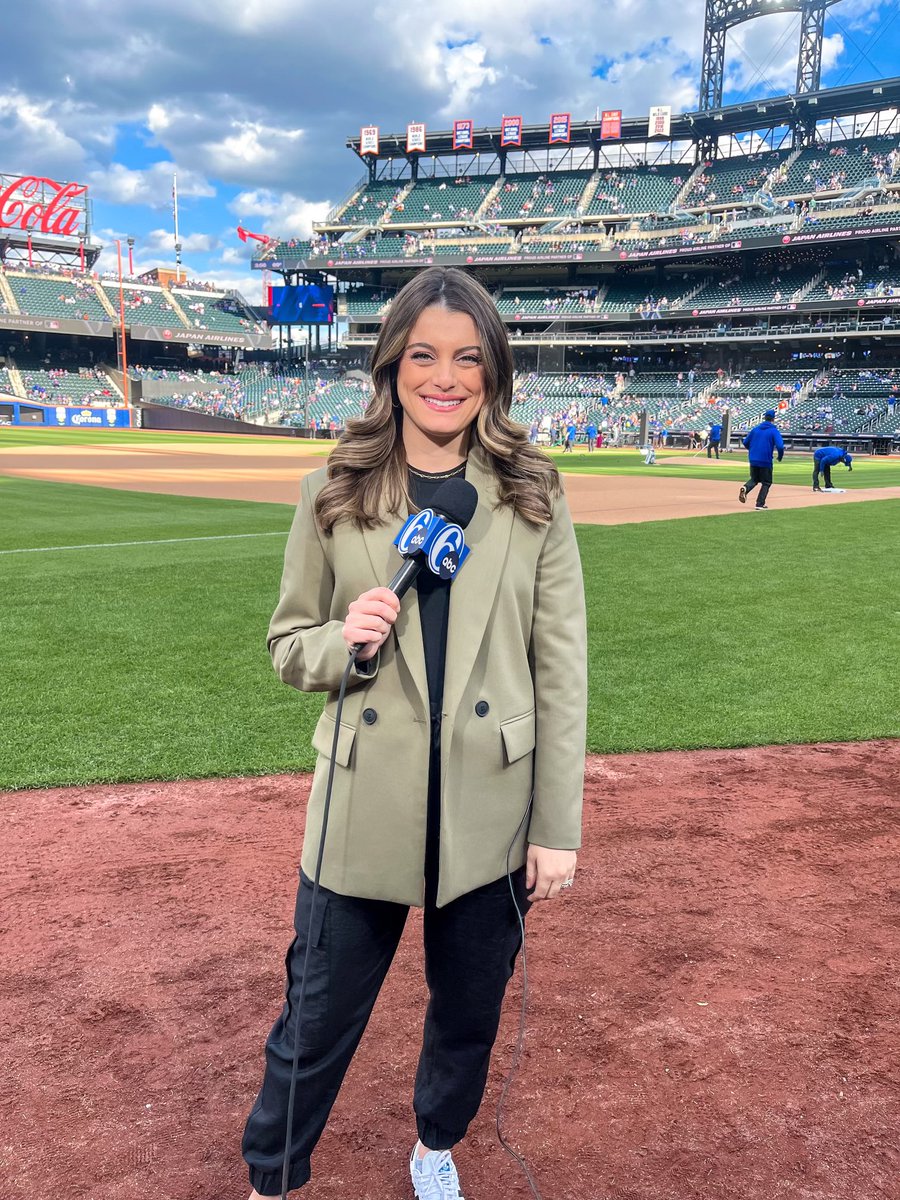 cbkmediamgt's tweet image. That is client @ella_galati of @6abc 
in the Big 🍎covering Game 3 of the NLDS between the Phillies and Mets.
🎤⚾️
#PhiladelphiaTVNews
#WPVI
#6ABC
#SportsReporter
#TeamCBK