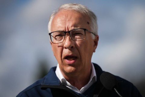 casualcactii's tweet image. This guy got silenced today by this guy.

The guy on the left is an accomplished journalist.

The guy on the right is a right wing conspiracy nutter who thinks vaccines give people AIDS.

#bcpoli 

@bcndp @BCGreens #bccons #bcpoli