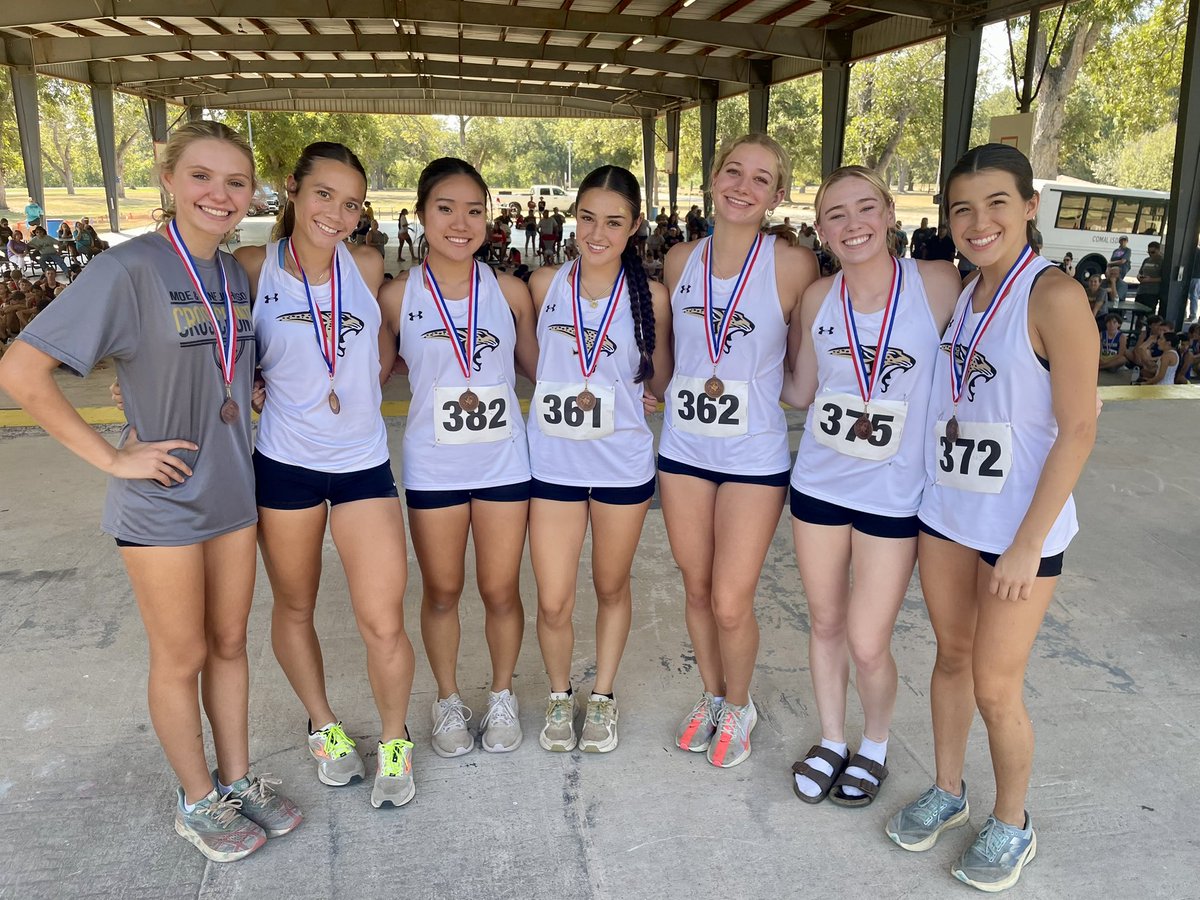 Our Varsity Girls are REGIONAL QUALIFIERS!! 🎉 These girls ran hard and worked together to come away with a 3rd place team finish at District this morning! 🏆
