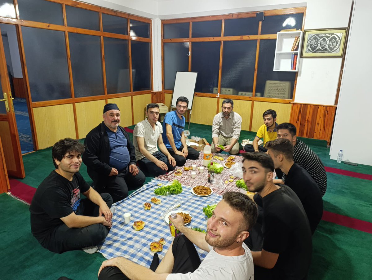 📍Sungurlu Öğrenci Yurdu 

📌Yurdumuz öğrencileriyle Camii ve Din Görevlileri haftasında Sungurlu Yıldırım Beyazıt Camii ziyaret edilmiş olup din görevlisi  tarafından gençlere sohbet ve çiğköfte ikramında bulunulmuştur.