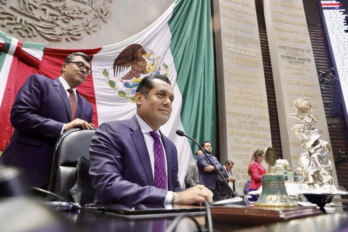 ¡Diputados tienen nuevo presidente! 
 
Con 420 votos a favor, cero en contra y cero abstenciones, la Cámara de Diputados designó a Sergio Gutiérrez Luna como presidente de la Mesa Directiva, en sustitución de Ifigenia Martínez, quien falleció el sábado pasado.