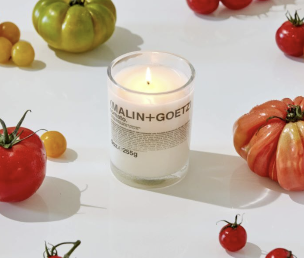 El aroma de un huerto verde, de los tomates San Marzano, la albahaca, la menta… Todo en esta vela nos lleva a un huerto italiano, o a una cocina con todos esos ingredientes recién cogidos y cortados. Una vela fresca y verde.
Descúbrela: laconicum.com/products/tomat…