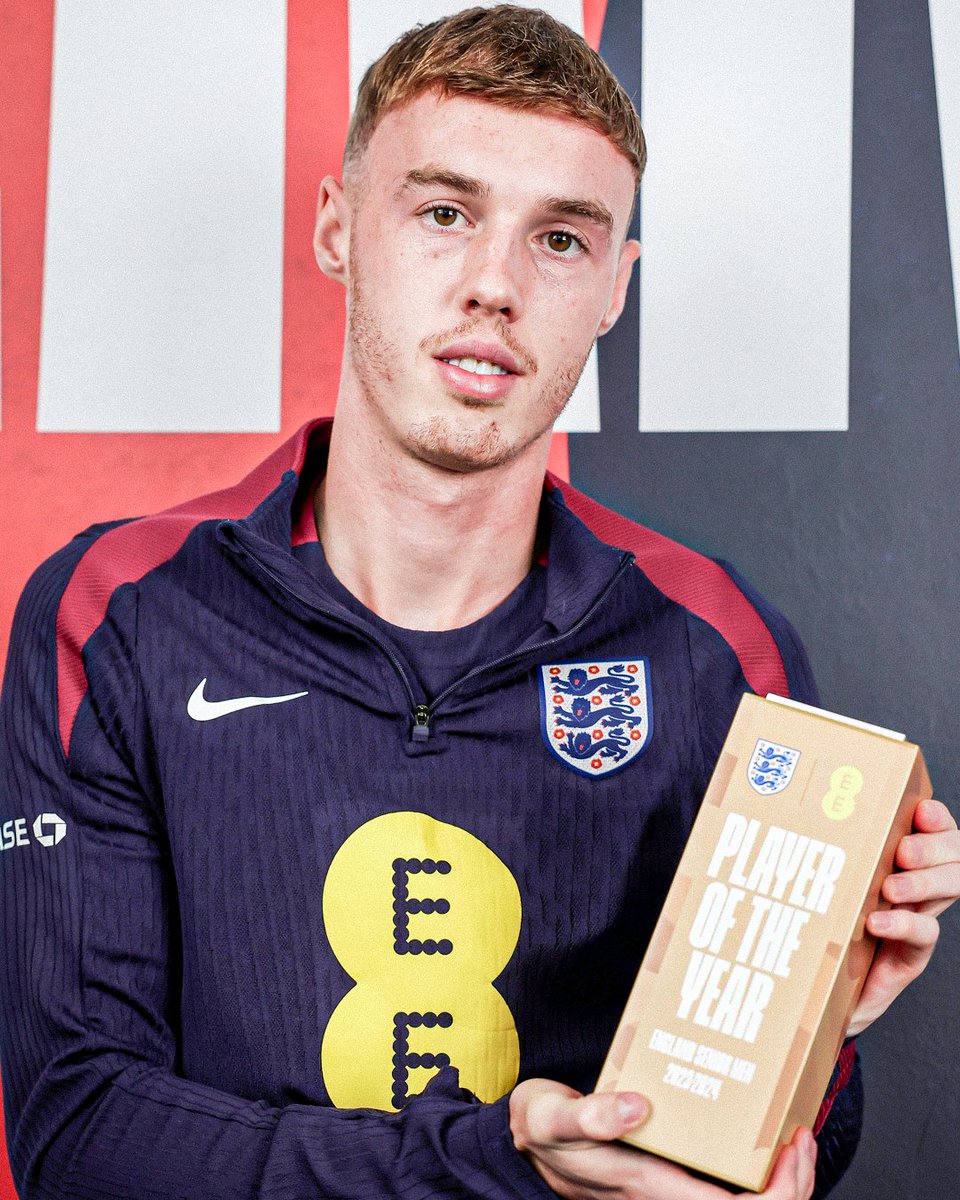 footballontnt's tweet photo. Cole Palmer with his 2023-24 England men's Player of the Year award 🏆 https://t.co/dwu3lVCplr