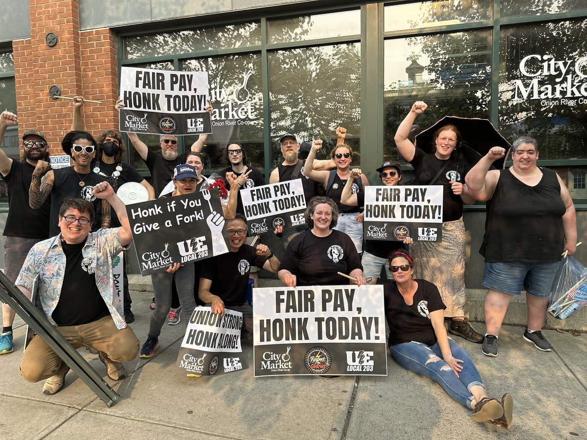 After 5 months of negotiations, UE Local 203, which represents grocery workers at two City Market co-op locations, won a new contract that guarantees $2 increases in wages to every member &amp; $2.25 increases for 1/4 of membership.

Read more here: ueunion.org/ue-news/2024/l… (1/4)