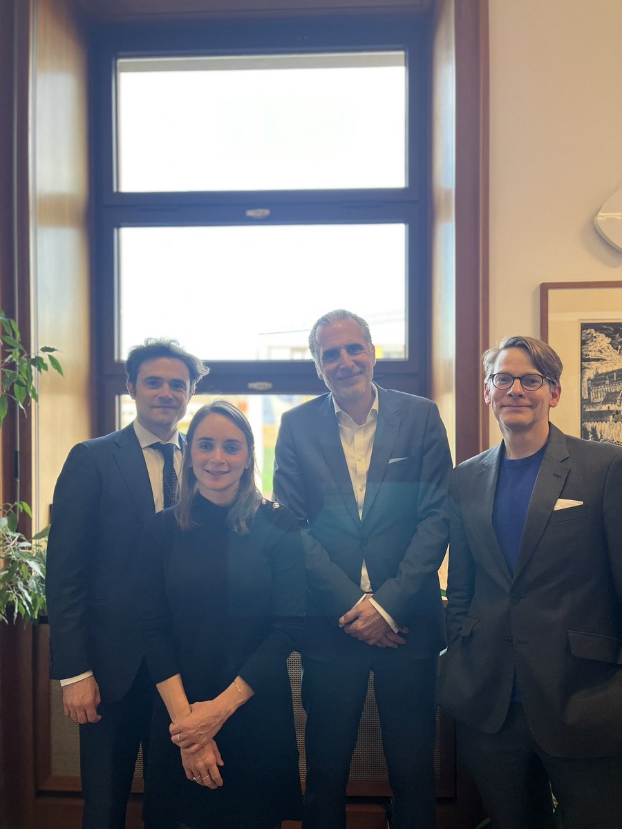 AStarcky's tweet photo. Heureux d’avoir retrouvé à Berlin Sven Mossler, mon homologue allemand, actuel chef de division France et Benelux @AuswaertigesAmt, et les équipes, ancien diplomate d’échange @francediplo
#dipex #ATB
@francediplo_DE @FranzBotschaft @AllemagneDiplo https://t.co/QuukDhOZNo