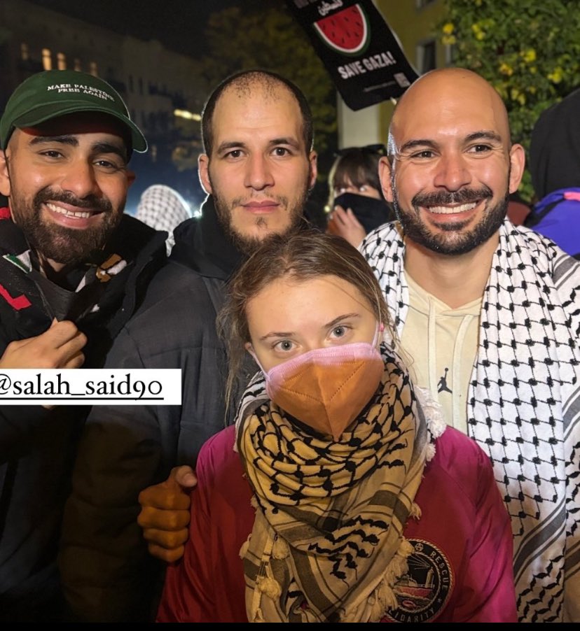 Clauwild1's tweet image. A imbecil passou de “ativista climática” para antissemita/jihadista. Agora, figura carimbada no cenário que reúne nazistas em Berlim. Na foto, Greta Thunberg ao lado de seu amiguinho Salah Said (à esquerda), um proeminente apologista do Hamas na Alemanha e Abdallah (ao centro),…