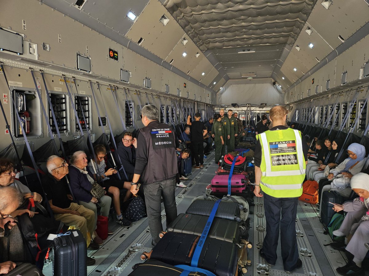 Une fois déchargé, l'avion a embarqué une cinquantaine de Français, résidents &amp; de passage, en situation de vulnérabilité

L'Ambassade &amp; le <a href="/ConsulatFRLiban/">ConsulatFRLIBAN</a> continuent aussi de travailler activement avec <a href="/MEAAIRLIBAN/">Middle East Airlines</a> pour la mise en place de vols additionnels pour rejoindre la 🇫🇷