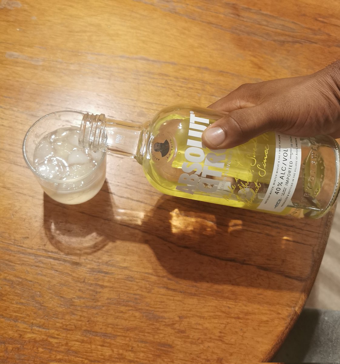 Real_JerryN's tweet photo. Mid week taste of #AbsoluteVodka
Kam sacha iru https://t.co/VoVr8bwARd