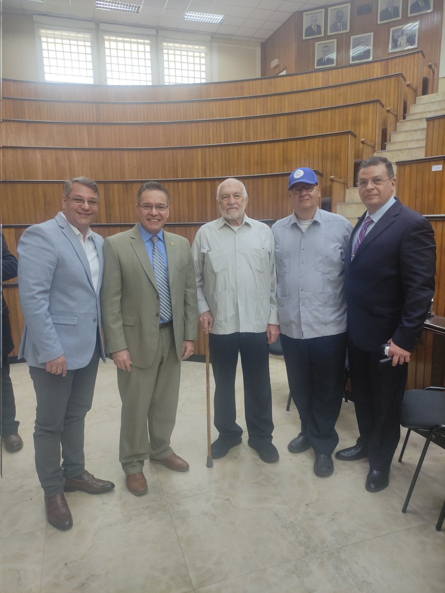 Alejandro, Freddy, el Rector Angel Lombardi, mi persona y Darío. En el acto/homenaje al Rector Dr. Regulo Pachano Añez hoy en la Facultad de Medicina en la Universidad del Zulia. Homenaje a quien honor merece.