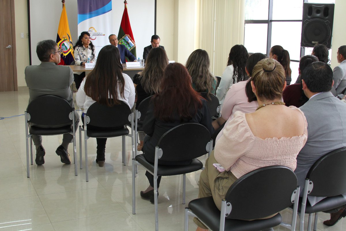 🔵 #CJEnTerritorio

El vocal del <a href="/CJudicaturaEc/">Consejo de la Judicatura</a>, <a href="/MerckBenavides/">Dr. Merck Benavides Benalcázar</a>, junto a la Directora de <a href="/TungurahuaCJ/">TungurahuaCJ</a>, María Verónica Albán, se reunieron con Jueces de primer nivel de la provincia 👨‍⚖️👩‍⚖️, a quienes les manifestó la necesidad de recuperar la confianza de la ciudadanía en el