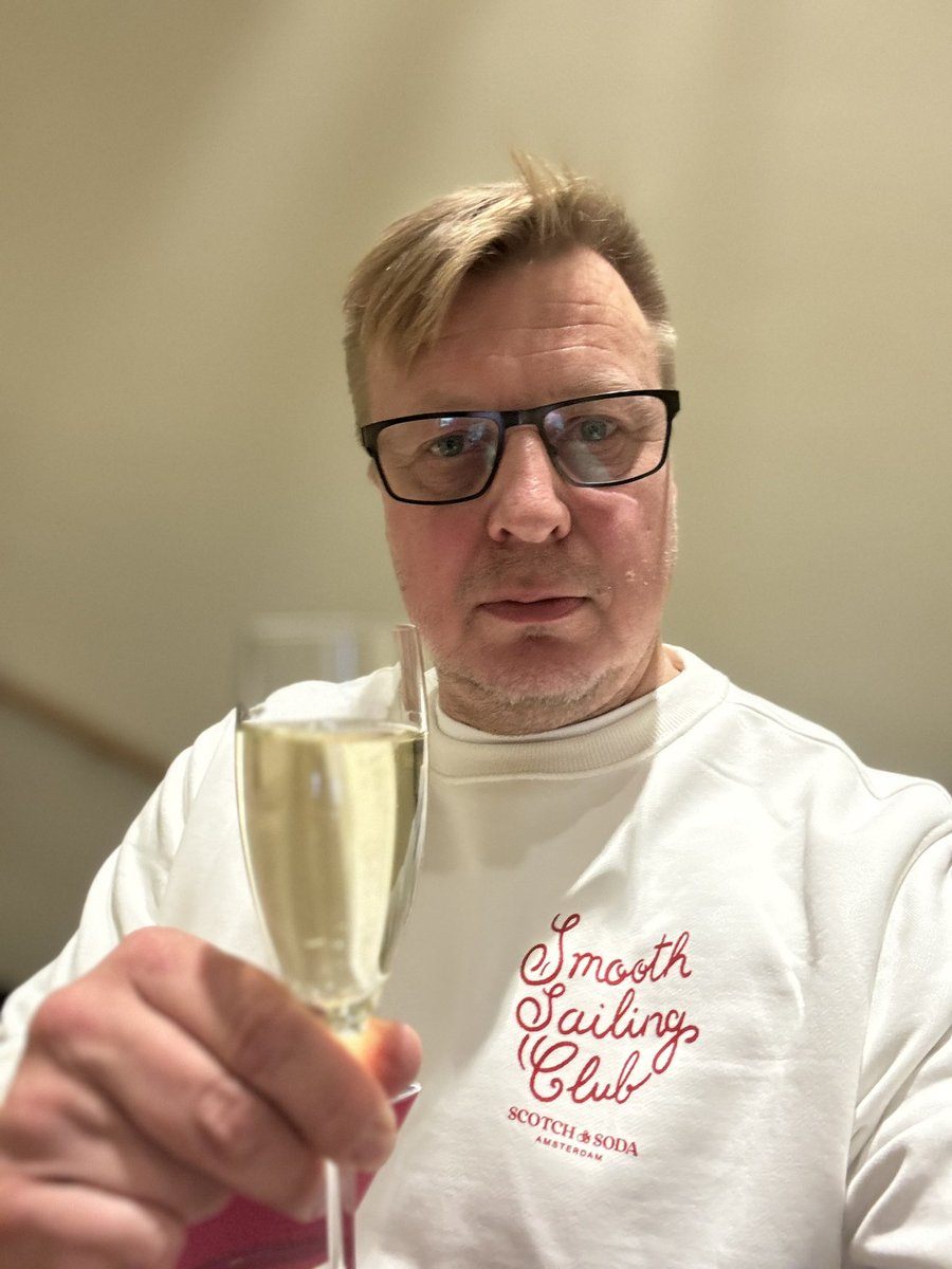 Sami Laine (@sami1laine) on Twitter photo Huh huh mikä esitys! Angels in America. 4 tuntia visuaalista ja kerronnallista ilotulitusta, hulluutta, kuolemaa ja toisiinsa kietoutuvia elämänkulkuja… ja lopussa lyödään kyynelkanavat auki; yksinkertaisesti ja kauniisti. Kiitos <a href="/SKTeatteri/">Kansallisteatteri</a> ! Huh huh mikä esitys! Angels in America. 4 tuntia visuaalista ja kerronnallista ilotulitusta, hulluutta, kuolemaa ja toisiinsa kietoutuvia elämänkulkuja… ja lopussa lyödään kyynelkanavat auki; yksinkertaisesti ja kauniisti. Kiitos <a href="/SKTeatteri/">Kansallisteatteri</a> !