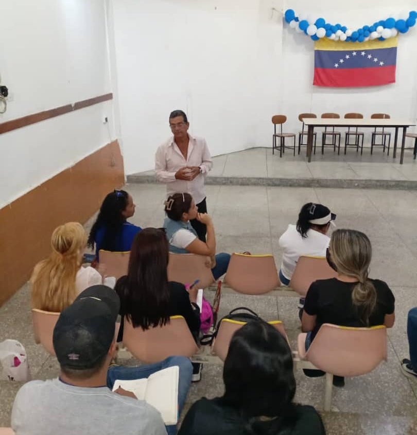 #Entérate || Misión Robinson #Sucre, Presente en el Taller de Formación de Matemática Básica, impartido por el Facilitador Arquímedes Marcano, en articulación con el Inces.

<a href="/NicolasMaduro/">Nicolás Maduro</a>
<a href="/HectoRodriguez/">Héctor Rodríguez C.</a>
<a href="/Sociabolivarian/">Lilian Oropeza</a>