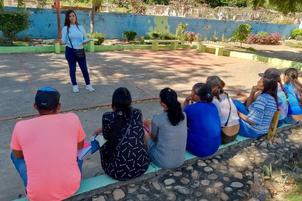 #EnFotos || La Coordinadora Parroquial Deisi Meneses se reunió con las Facilitadoras de la comunidad de San Juan, para planificar las próximas actividades. 

<a href="/NicolasMaduro/">Nicolás Maduro</a>
<a href="/HectoRodriguez/">Héctor Rodríguez C.</a>
<a href="/Sociabolivarian/">Lilian Oropeza</a>