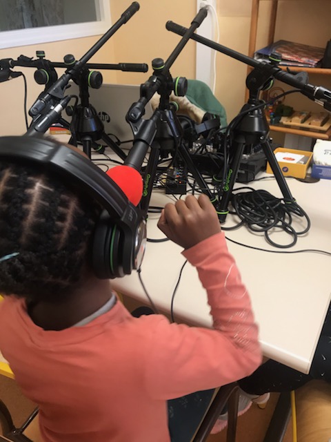Fredjoubin's tweet photo. Les élèves de l'école maternelle du Petit Louvre @ofcourselemans font l'expérience de la webradio. Un beau projet accompagné par @marieA2_moitie conseillère pédagogique. Bravo aux élèves ! https://t.co/IwIk4WUPGV