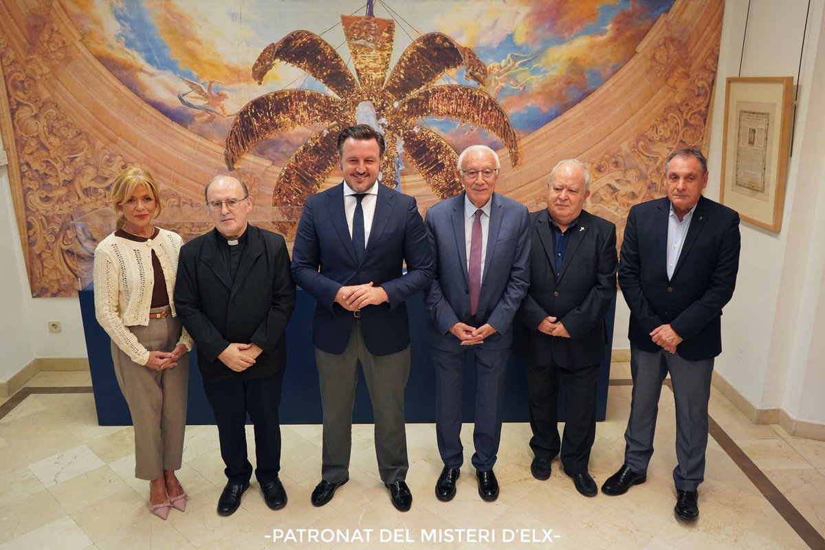 La Junta Rectora del Misteri d’Elx ha donat a conéixer hui els noms dels càrrecs honorífics per a les pròximes representacions:

Portaestandard Rvd. Sr. Ángel Bonavía Albeza i com a electes, la Sra. María Segarra Sánchez i el Sr. Antonio Ródenas Maciá.