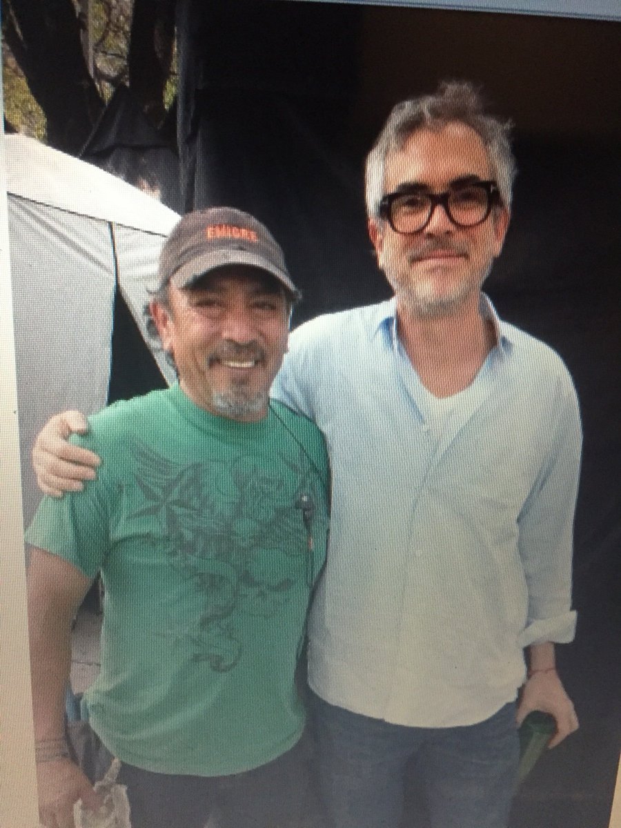 #ÚLTIMAHORA I En la foto aparecen el cineasta Alfonso Cuarón y Víctor Muro, un ingeniero en iluminación que participaba en un filme en #Xalapa. Él fue identificado como la víctima cuyo cuerpo cercenado fue hallado este lunes en 2 domicilios distintos de la capital veracruzana.