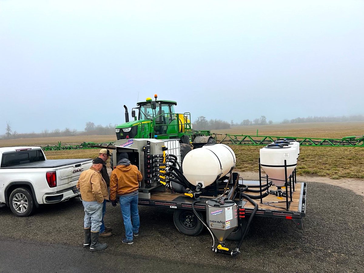 SurePointAg's tweet photo. Growers realize that #QuickDraw brings efficiency & safety to mixing & loading a sprayer batch. But for hand mixing, #ChemBlade can add that same safety and efficiency for smaller amounts of product. Learn more: https://t.co/FMIXtXYfAu. #SprayerOperator #AgSafety #AgTwitter https://t.co/AkyHYxihAA