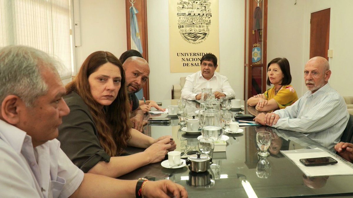 Distintas autoridades de la UNSa, nos reunimos con las legisladoras <a href="/noragimenezok/">Nora del Valle Giménez</a> y <a href="/PameCalletti/">Pame Calletti</a>, para solicitarles que ratifiquen la Ley de Financiamiento Universitario.

Pido a nuestros legisladores que estén del lado de la Universidad Pública, pilar indiscutido de Argentina.