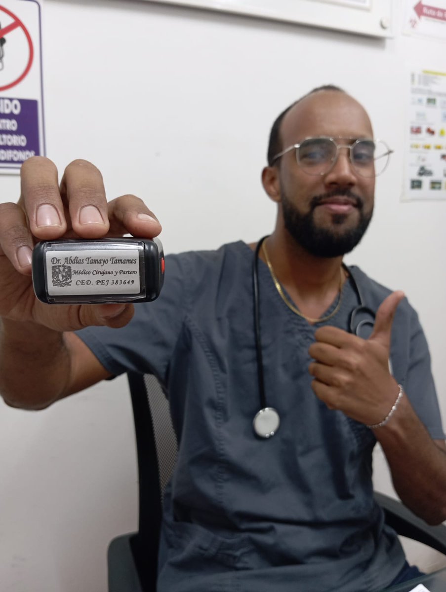 Las personas refugiadas traen mucho más que una maleta: aportan talento y pasión. Abdias, médico cubano, llegó a Guadalajara en 2024, revalidó sus estudios y ahora atiende a la comunidad. Ha iniciado el proceso para reunirse con su madre, una científica cubana.