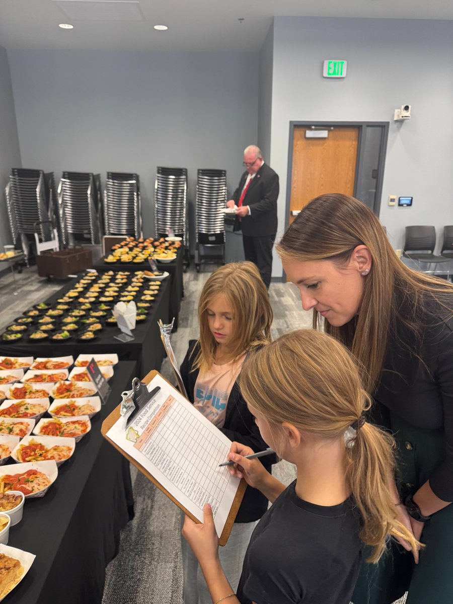 HSESchools's tweet image. 🔥 A tasty showdown is cooking up! 🔥
@hsefoodservices spiced things up with a special tasting event this afternoon. Each school café served up a new dish, and our judges devoured every bite!

Who will win the golden spatula and make the December menu? Stay tuned for the sizzlin'…