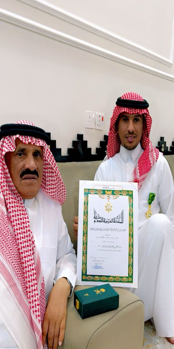 A_S_M_ALkuakb's tweet photo. جزيل الشكر والامتنان لخادم الحرمين الشريفين على منحي وسام الملك عبدالعزيز من الدرجة الثالثة
وهذا الدعم هو امتداد لدعم قيادتنا الرشيدة وتحفيزهم الدائم للأعمال الإنسانية النبيلة
حفظ الله والدنا الملك سلمان وولي عهده الامين و بلادنا من كل شر🇸🇦
@KingSalman @fksalsaud @NorthborderSA https://t.co/TVSkiW9RNO