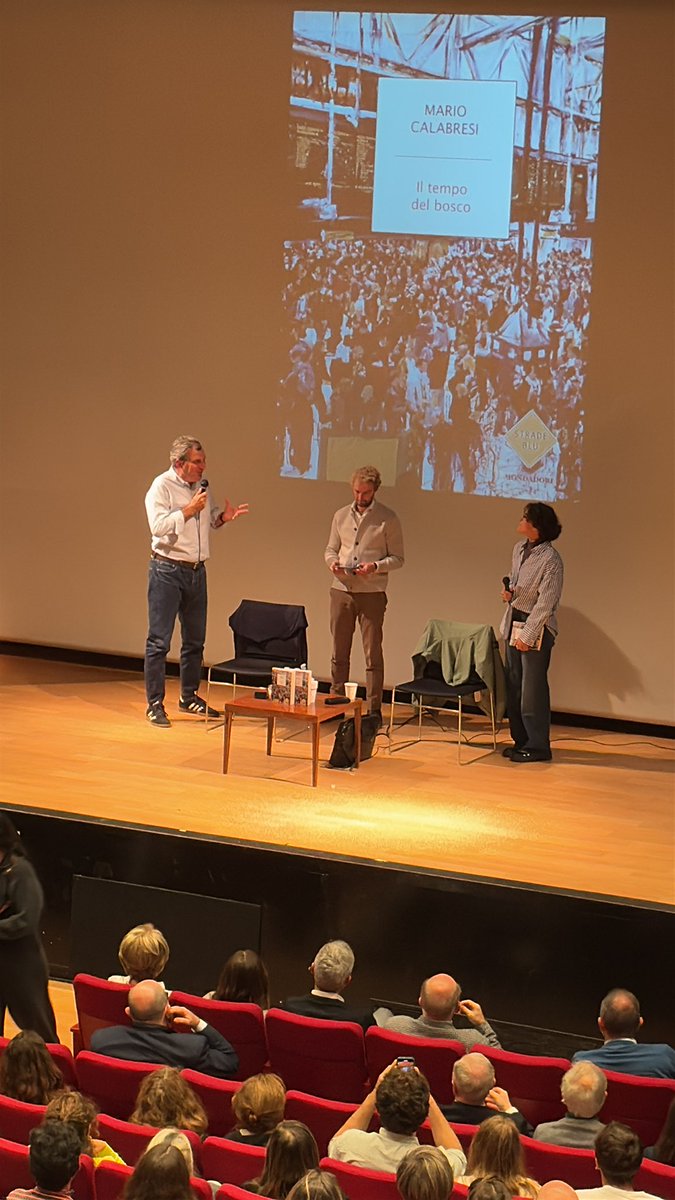 Caramba che sorpresa: Claudia, la ragazza (Claudia) che ha ispirato #IlTempoDelBosco di <a href="/mariocalabresi/">Mario Calabresi</a> è qui! 
<a href="/aledavenia/">Alessandro D'Avenia</a> #CMC #Mondadori #StradeBlu