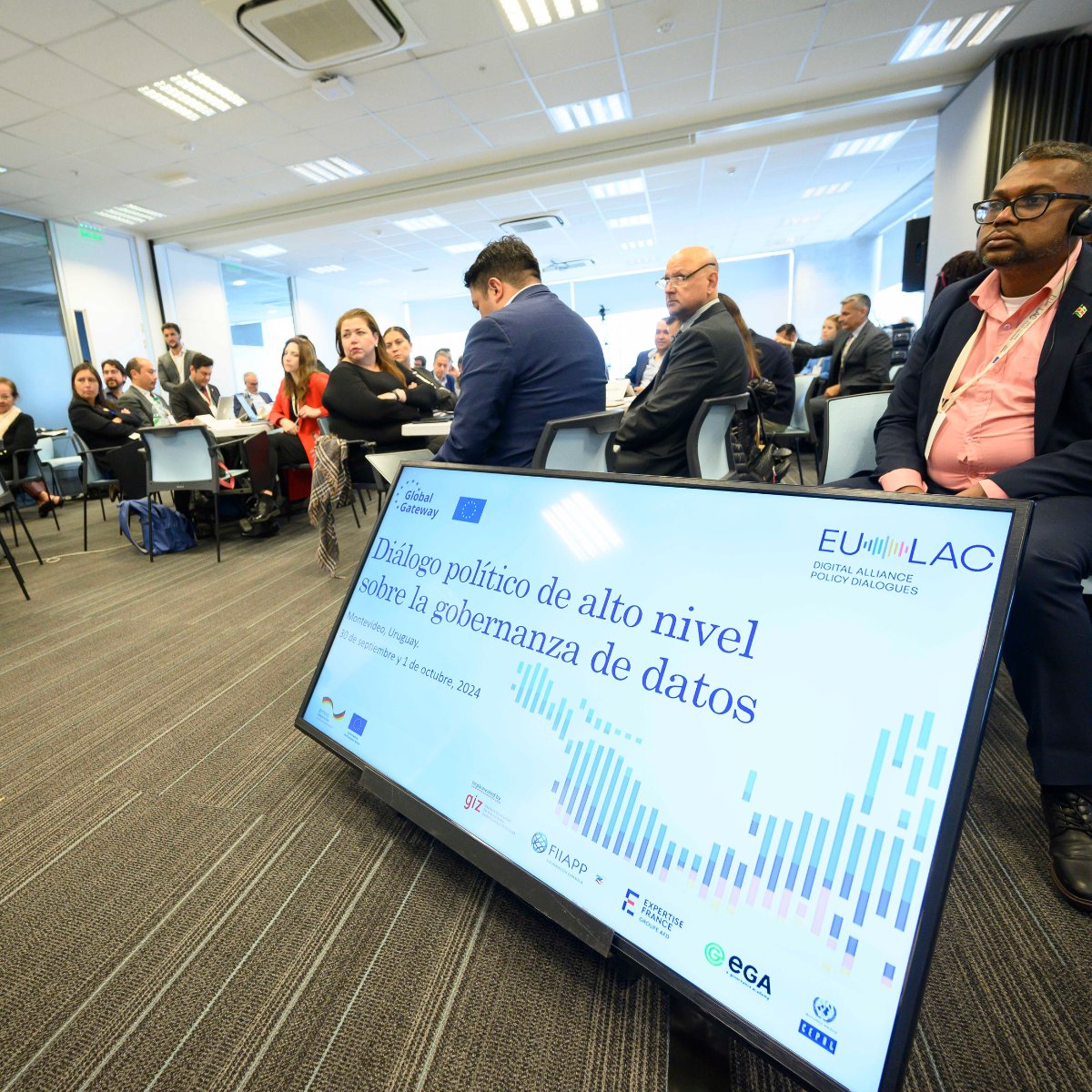 La semana pasada nuestra Directora Ejecutiva, Gloria Guerrero, participó del Diálogo Político de Alto Nivel sobre Gobernanza de Datos en el marco de la #AlianzaDigitalUEALC en Montevideo, Uruguay. 

#EULACDigitalAlliance
#GlobalGateway