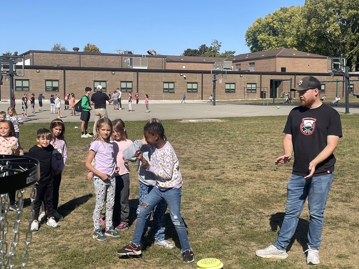 CoachDohner's tweet photo. Thank you to Nate, Dwight, Talon and Jack at Ledgestone for coming out and working with the kids today @PDGA and for their generous equipment donation to our school! https://t.co/k6H60ijLPB