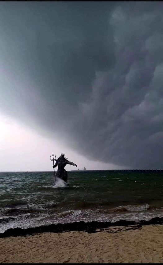 ness_official_'s tweet image. Once again an invisible barrier prevents a #HURRICANE from hitting #YUCATAN, just as it happened with Beryl in Merida, now Milton in Puerto Progreso. #OVNI #MIRACLE #LUCK, whatever, WE WERE SAVED AGAIN #SaldoBlanco #HuracanMilton #HuracanBeryl #UAP #UFO #POSEIDON