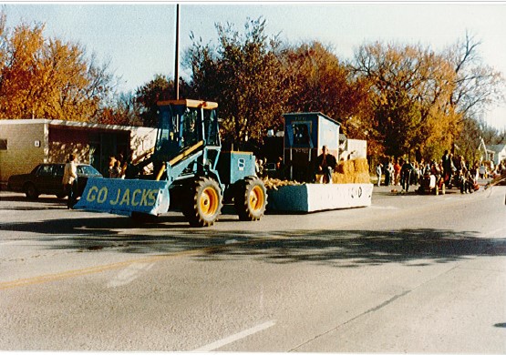 SDStateABE's tweet photo. 100 years ago, SDSU Agricultural Engineering had their first float in the Hobo Day Parade. Below are two pictures of some of our past floats!

We hope to see you at the parade on Saturday!
GO JACKS!!🐰 https://t.co/79E1SrD5bb