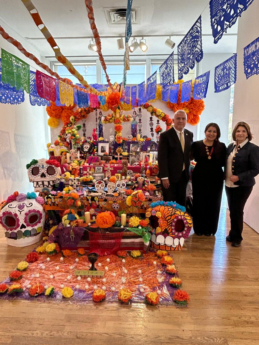 NYCImmigrants's tweet image. Last Sat, Commissioner @MCastroMOIA joined @QualitasofLife’s Financial Literacy Access Fair to celebrate #HHM with #Queens locals, families, &amp;amp; entrepreneurs. Our office connects immigrant #NewYorkers to city resources to reach their personal &amp;amp; professional financial goals.