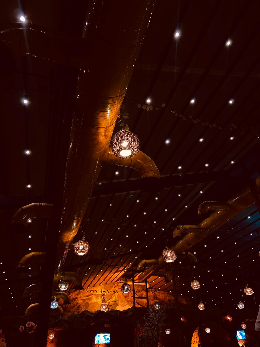 Ben kendime söz geçiririm de,
İçimdeki çocuk çok yaramaz.
Yarım kalmış hayallerimin ziline basıp kaçıyor hep 
Mahcup ediyor beni bana karşı
Bu yüzden kendimle kavgam bitmez benim.
Siz devam edin..
Ben kendimle geçinemiyorum.!