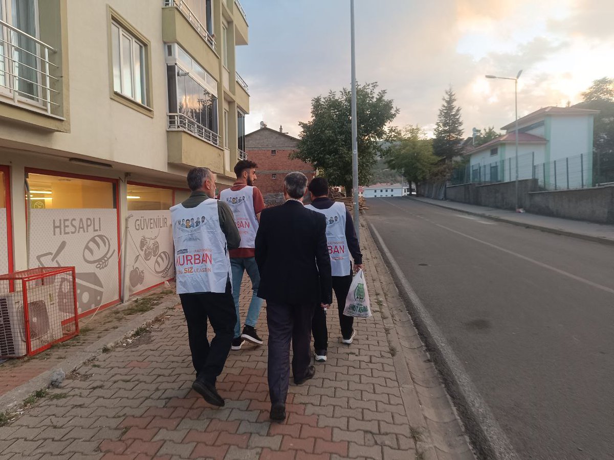 Allah yolunda öldürülenlere “ölüler” demeyin. Hayır, onlar diridirler. Ancak siz bunu bilemezsiniz... (Bakara 154)

6-8 Ekim Şehitlerinin yıldönümünde kurban eti dağıtırken hunharca katledilen ŞEHİT olan kardeşlerimizin izinde kurban eti dağıtımında bulunduk.