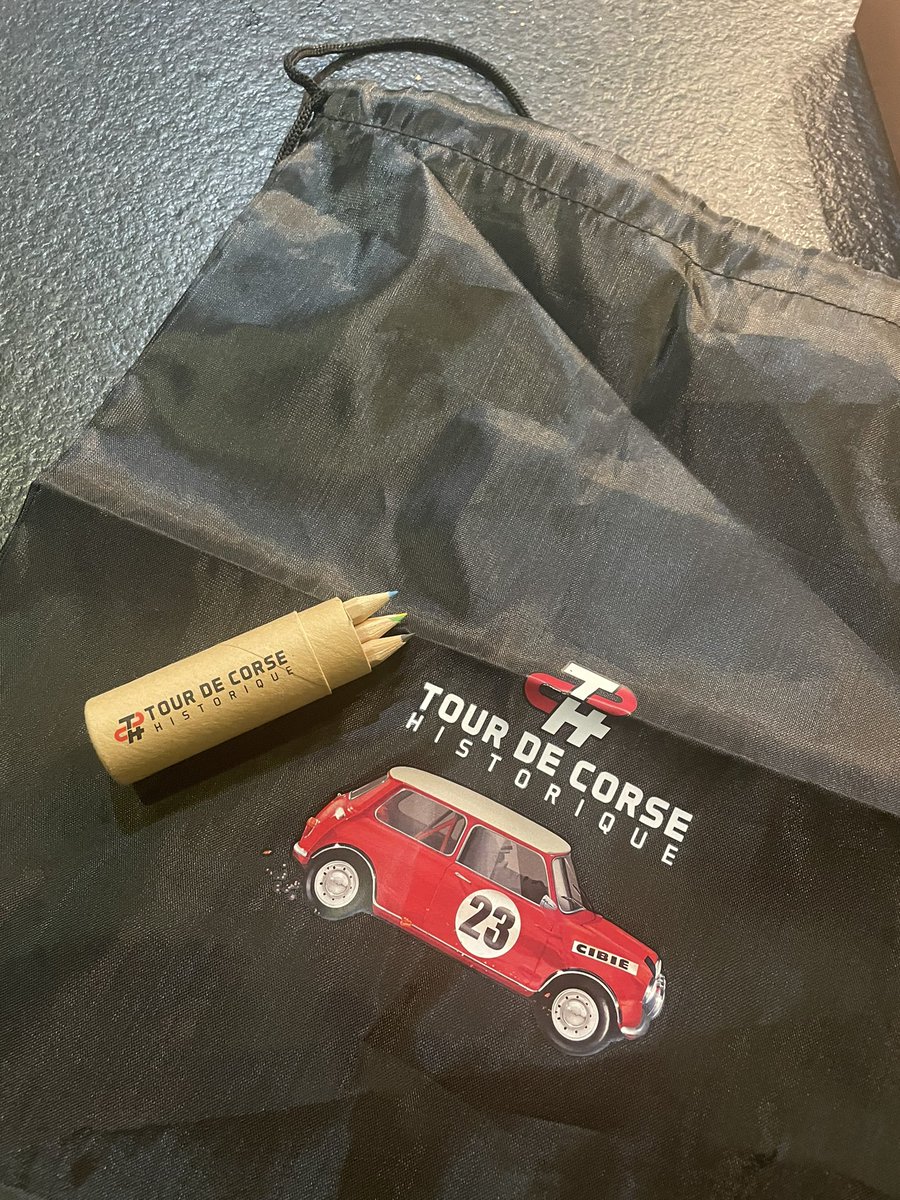Merci 🙏 à l’équipe du tour de Corse historique  pour les goodies offerts aux enfants de l’école primaire d’Olmeto. 
On attend toujours <a href="/BlanchetX/">X.Blanchet</a>  <a href="/NotaRisquesUrba/">NOTA RISQUES URBA</a> au départ ! #TDHC #tourdecorsehistorique <a href="/FeurougedOlmeto/">Feu rouge d'Olmeto</a>