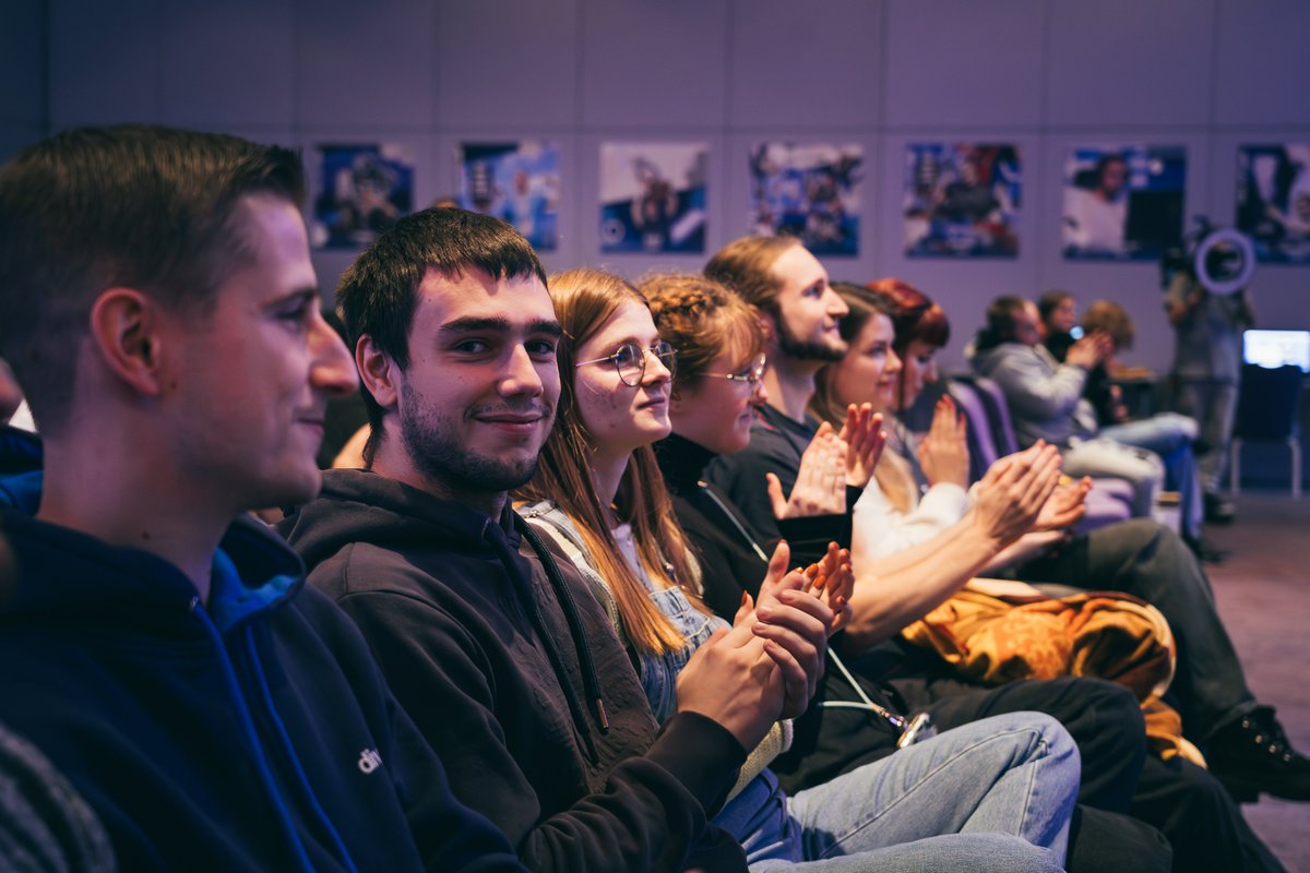 A1 eSports tweet media