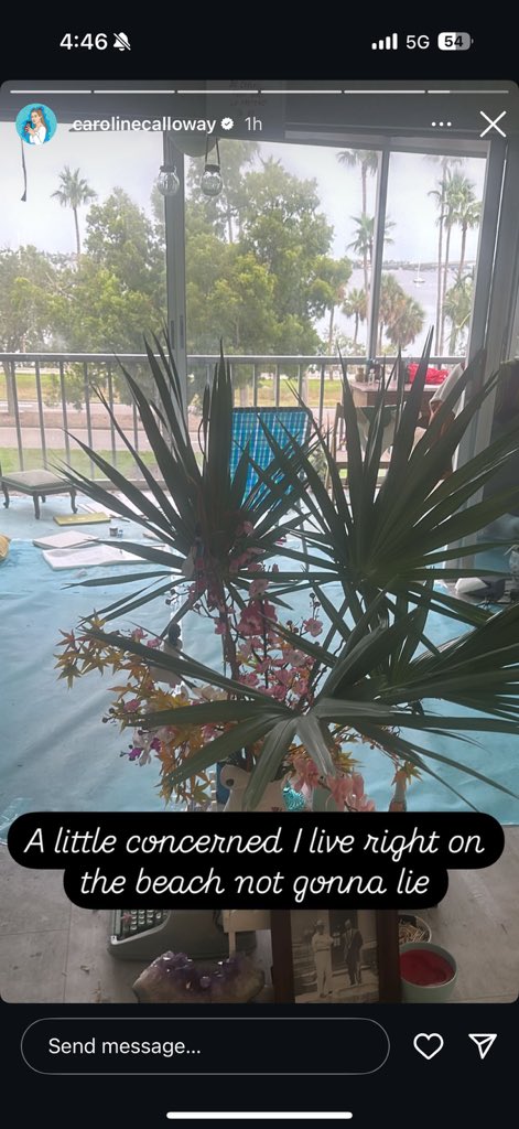jackfromohio's tweet photo. Caroline Calloway might actually die. She lives on the ground floor of a beachfront building in Sarasota and isn’t evacuating. https://t.co/Ey2Kf9zvd4