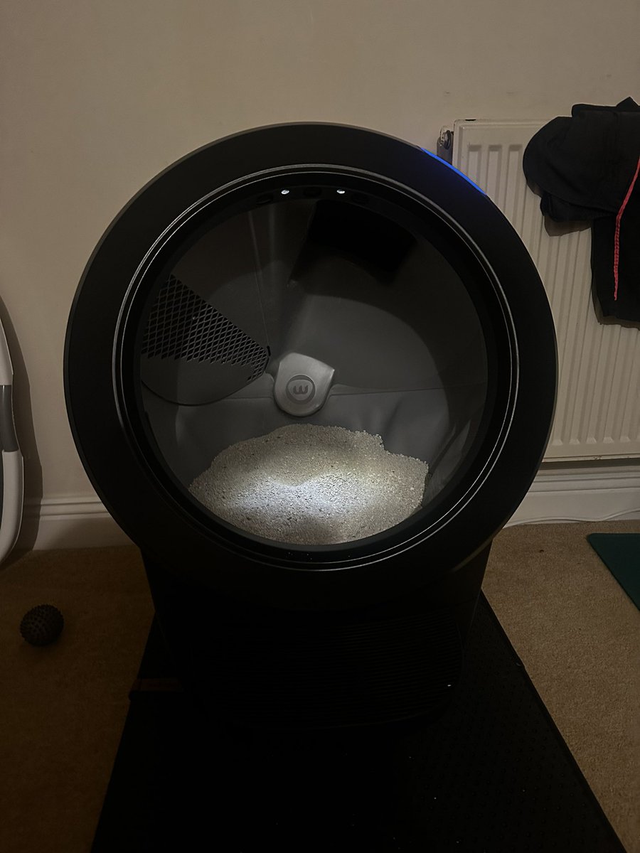 cleatsandcode's tweet image. Found a kitty stargate portal and thought of @andysc